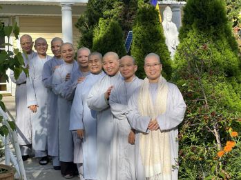 hinh-anh-sinh-hoat-va-luu-niem-cua-chu-ton-duc-ni-tai-ha-truong-24.jpg